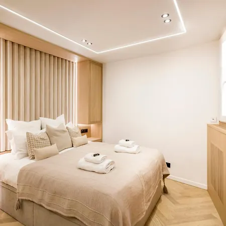 G Glamorous, Quiet In Le Marais *