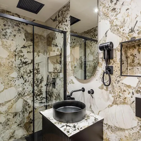 G Glamorous, Quiet In Le Marais Paris