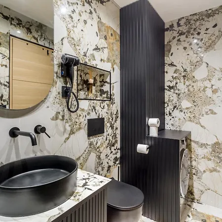 G Glamorous, Quiet In Le Marais