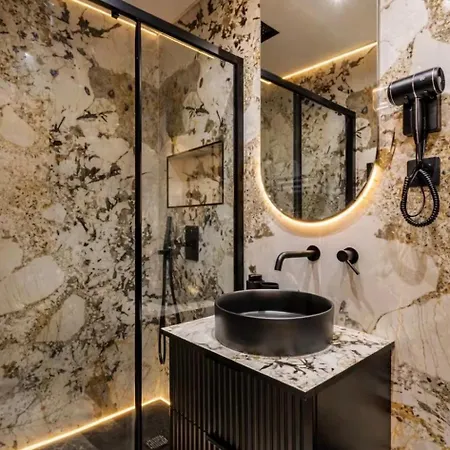 G Glamorous, Quiet In Le Marais * Paris