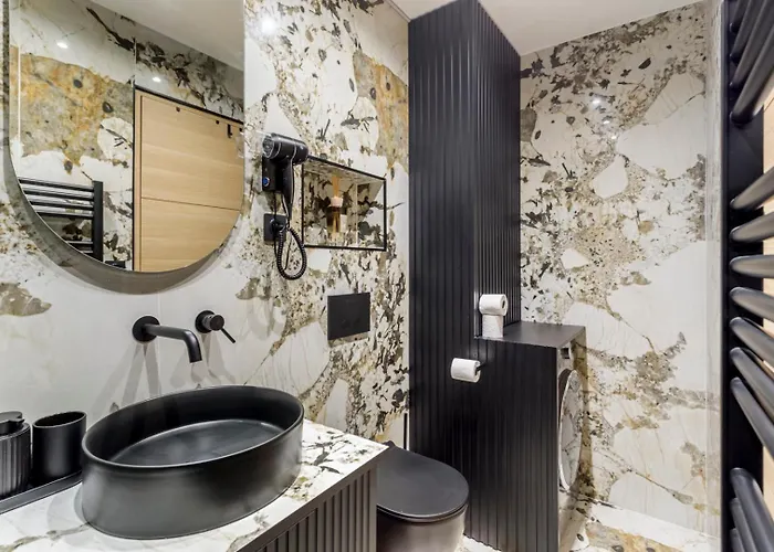 G Glamorous, Quiet In Le Marais