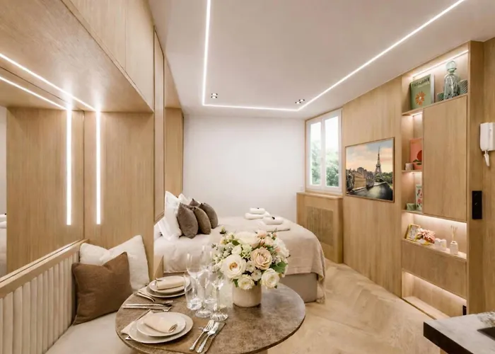 G Glamorous, Quiet In Le Marais Daire