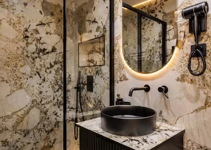 G Glamorous, Quiet In Le Marais * Paris