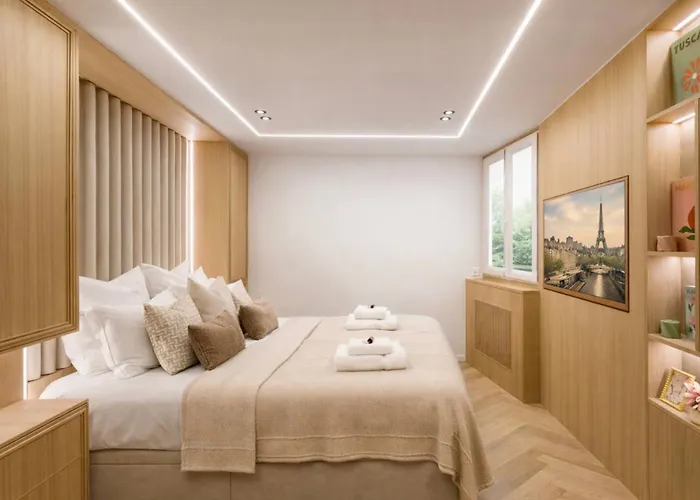 G Glamorous, Quiet In Le Marais Daire *