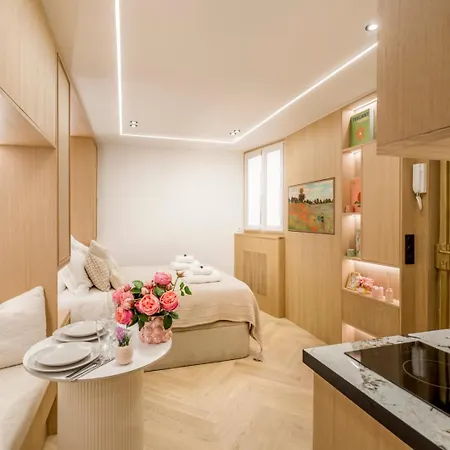 G Glamorous, Quiet In Le Marais