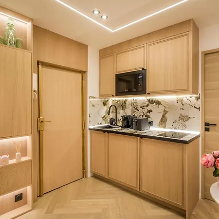 G Glamorous, Quiet In Le Marais