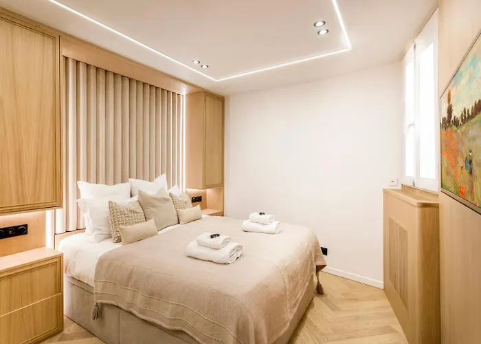 G Glamorous, Quiet In Le Marais *