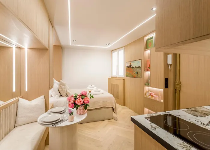 G Glamorous, Quiet In Le Marais