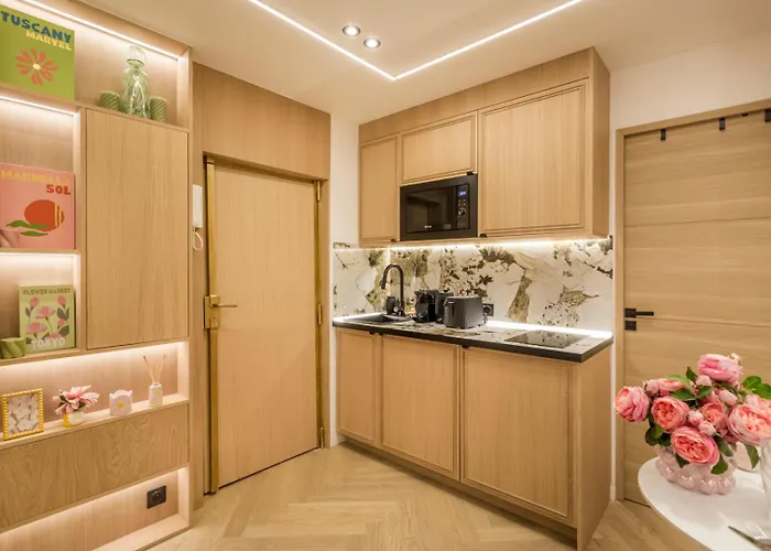 G Glamorous, Quiet In Le Marais